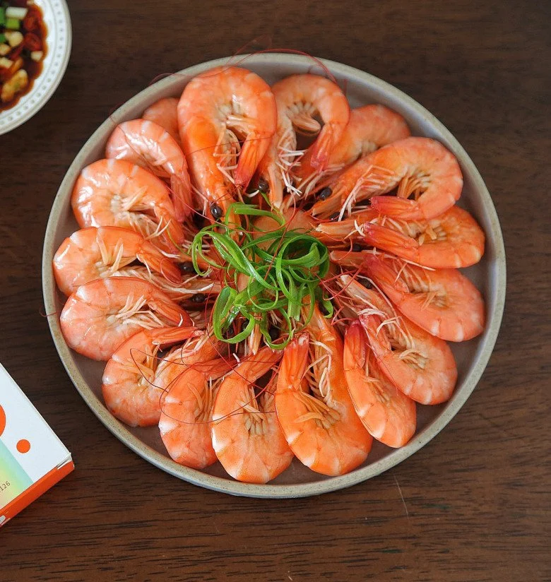 Luộc tôm đừng dùng hành, gừng để khử tanh, chỉ cần thêm mảnh này tôm đỏ đẹp, thơm nức - 1