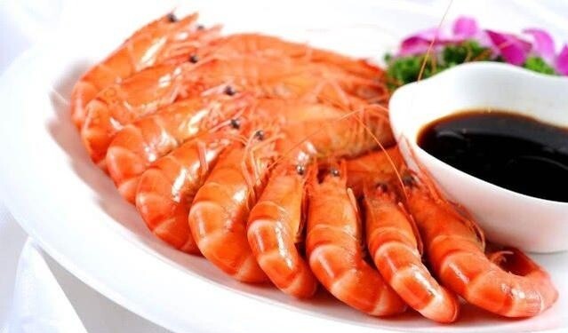 Luộc tôm đừng dùng hành, gừng để khử tanh, chỉ cần thêm mảnh này tôm đỏ đẹp, thơm nức - 4