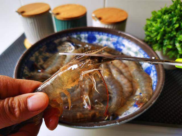 Luộc tôm đừng dùng hành, gừng để khử tanh, chỉ cần thêm mảnh này tôm đỏ đẹp, thơm nức - 2