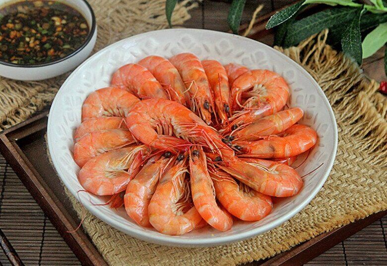 Luộc tôm đừng dùng hành, gừng để khử tanh, thêm miếng này tôm thơm phức lại đỏ đẹp - 1