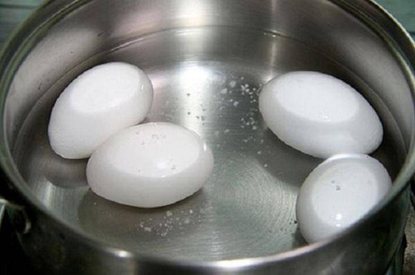 Luộc trứng đừng dại cho ngay vào nồi, nhớ làm điều này trước trứng không nứt, chạm nhẹ vỏ đã bong ra - 3