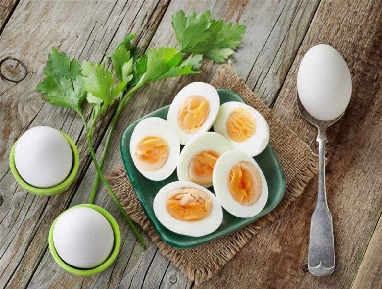 Luộc trứng đừng dại cho ngay vào nồi, nhớ làm điều này trước trứng không nứt, chạm nhẹ vỏ đã bong ra - 2
