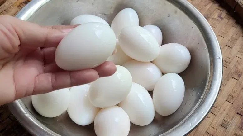 Luộc trứng đừng dại cho ngay vào nồi, nhớ làm điều này trước trứng không nứt, chạm nhẹ vỏ đã bong ra - 5