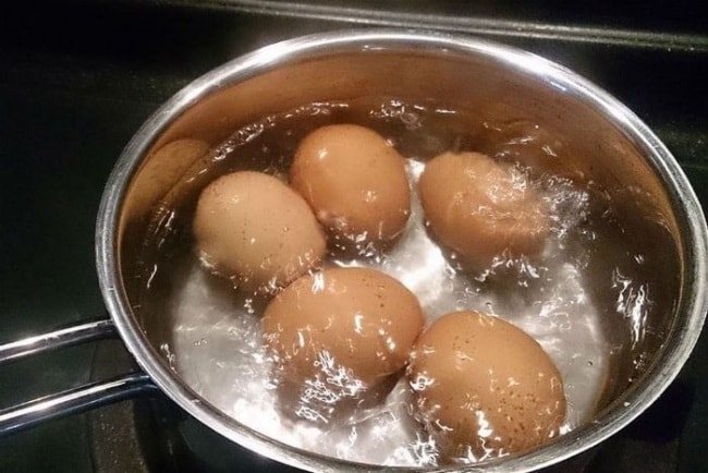 Luộc trứng dùng nước sôi hay nước lạnh đều sai bét, nhớ những điểm này, luộc  xong chỉ chạm nhẹ là vỏ tự bong