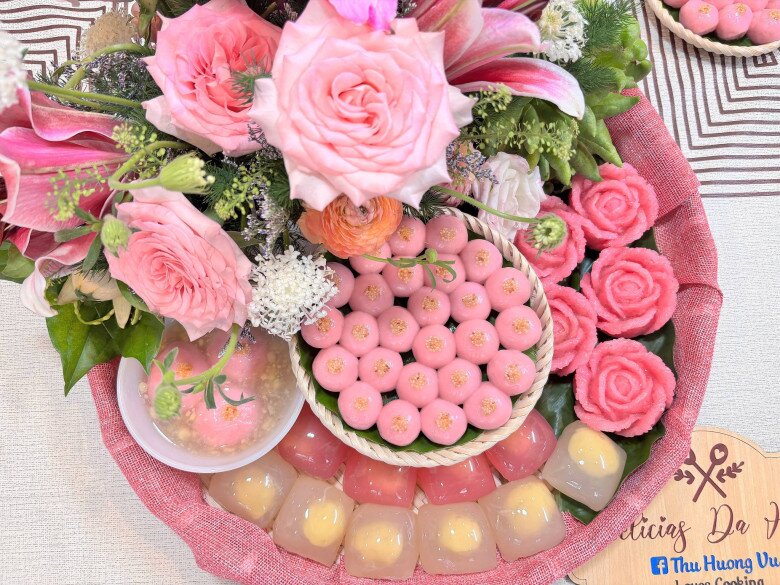 Mâm cỗ gồm các loại bánh, xôi truyền thống nhưng được tạo màu rất đẹp mắt.
