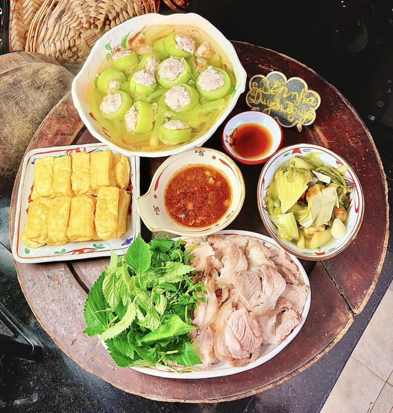 Mâm cơm này gồm các món: - Thịt chân giò luộc chấm mắm tép chưng - Đậu phụ chiên - Canh bầu nấu mọc tôm - Dưa cà muối