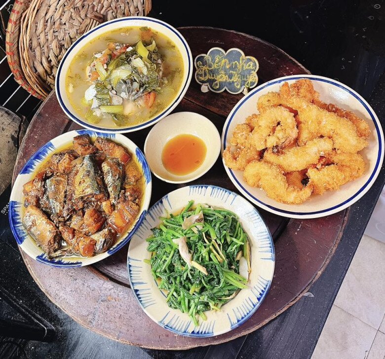 Mâm cơm này gồm các món: - Cá kìm kho thịt ba rọi - Tôm chiên xù - Cải đắng xào gừng - Canh cá nấu dưa