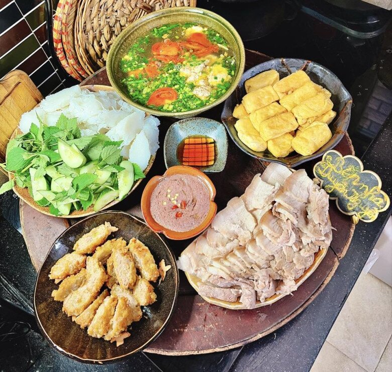 Mâm cơm này gồm các món: - Bún đậu mắm tôm ăn cùng thịt ba chỉ luộc, chả cốm Tú Lệ, đậu phụ chiên. - Canh riêu cua