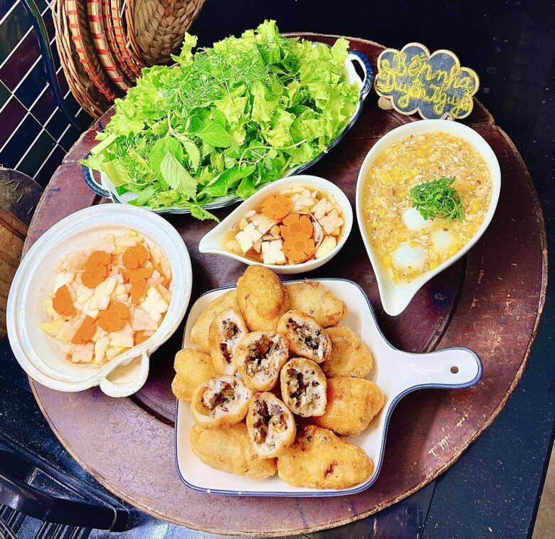 Mâm cơm này gồm các món: - Bánh rán mặn - Súp gà ngô nấm