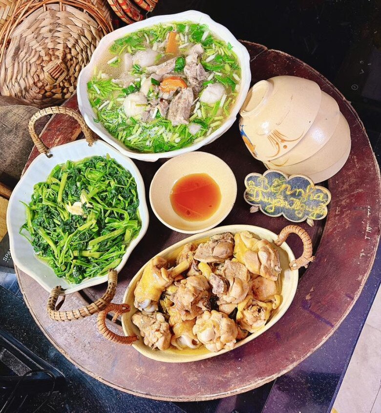 Mâm cơm này gồm các món: - Thịt gà rang gừng - Rau muống xào tỏi - Canh khoai sọ nấu xương