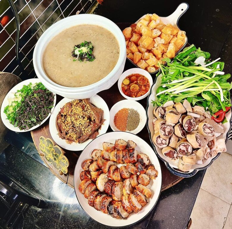 Mâm cơm này gồm các món: - Lòng chần cháo - Nõn đuôi nhồi thịt nướng - Gan cháy tỏi