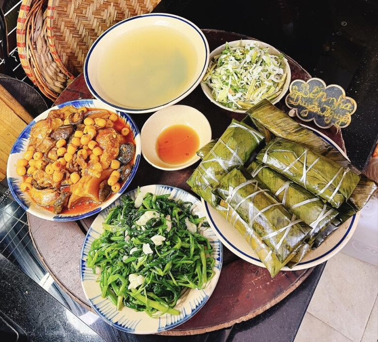 Mâm cơm này gồm các món: - Thịt chân giò hầm nấm hương hạt sen - Rau muống xào - Bánh sắn - Dưa bắp cải rau cần muối