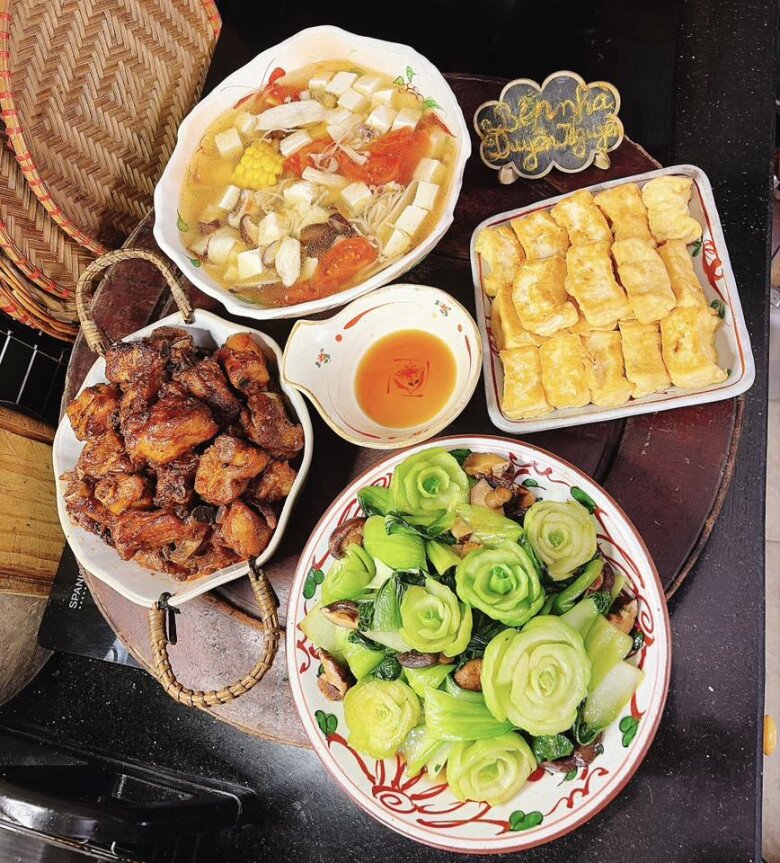 Mâm cơm này gồm các món: - Sườn xào chua ngọt - Cải chíp xào nấm hương - Đậu phụ chiên - Canh nấm đậu phụ tươi