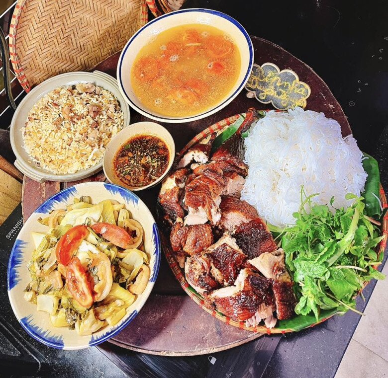 Mâm cơm này gồm các món: - Thịt vịt quay - Dưa xào tóp mỡ - Cơm rang thịt vịt - Canh chua