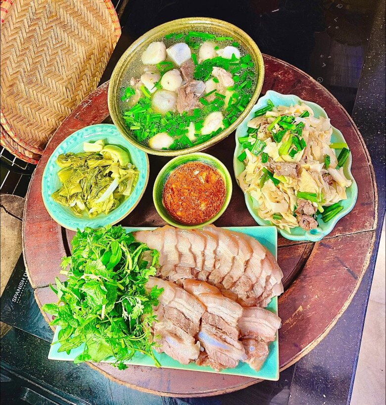Mâm cơm này gồm các món: - Ba rọi lợn mán hấp hành gừng - Măng đắng xào bò - Canh khoai sọ nấu xương