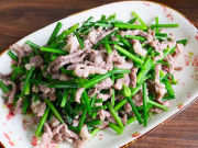 Bếp Eva - Loại lá mệnh danh là "rau của thận", lại còn tốt cho gan, đem xào với thịt được món ngon bổ rẻ