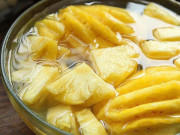 Bếp Eva - Dứa gọt xong cho vào ngâm cùng thứ này ăn không bị rát lưỡi, dứa còn ngọt thơm hơn hẳn