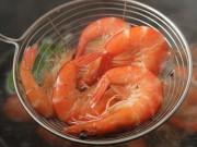 Bếp Eva - Luộc tôm đừng dùng hành, gừng để khử tanh, thêm miếng này tôm thơm phức lại đỏ đẹp