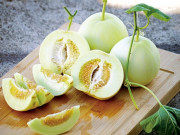 Bếp Eva - Mua dưa lê nhất định phải nhìn vào chỗ này, thấy càng to lại lồi chứng tỏ siêu ngọt, biết rồi hãy làm theo ngay!