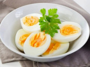 Bếp Eva - Luộc trứng đừng dại cho ngay vào nồi, nhớ làm điều này trước trứng không nứt, chạm nhẹ vỏ đã bong ra