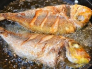 Bếp Eva - Rán cá, thử vắt thêm vài giọt rẻ tiền này vào chảo, cá giòn đều toàn thân, lại đỡ hẳn mùi tanh