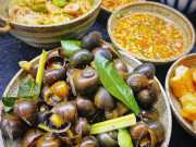 Luộc ốc cứ quắt thịt lại không sạch, đầu bếp mách cho thìa cực chua này vào, con nào cũng mẩy, giòn ngon thơm nức