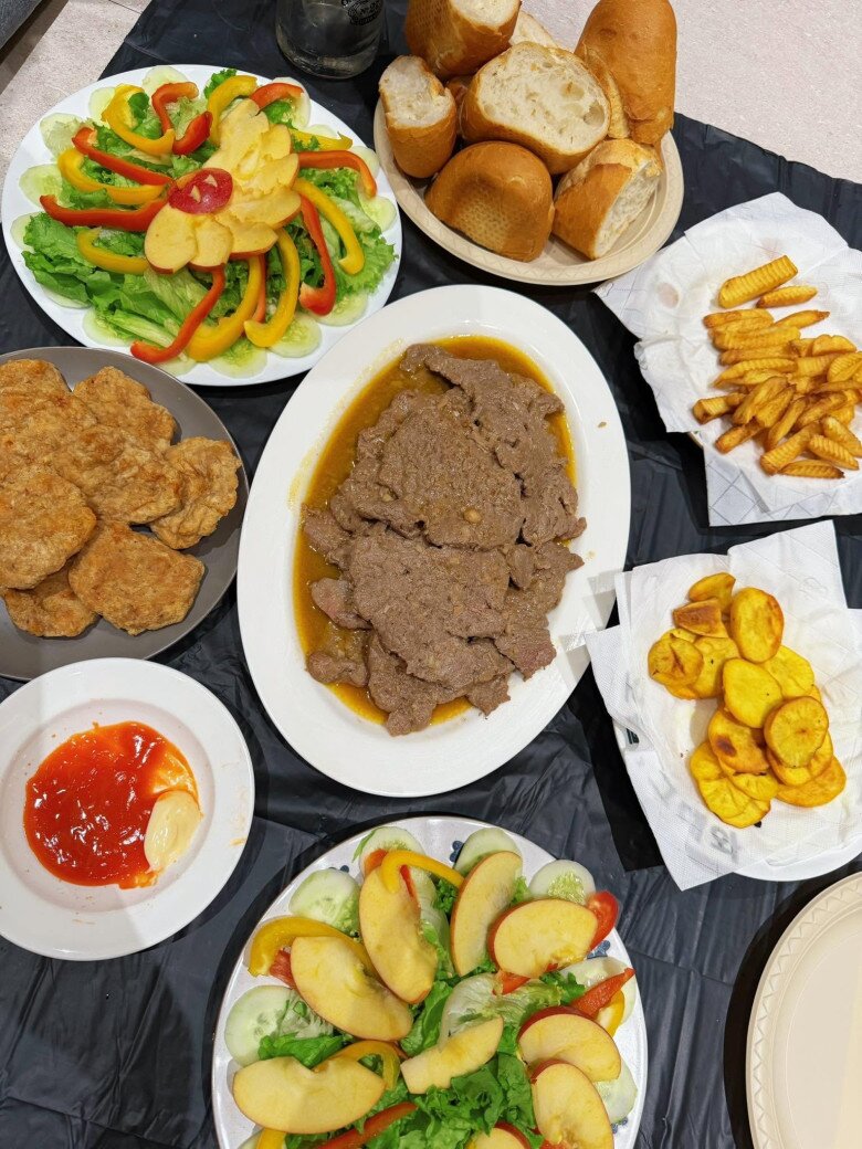 Một bữa tối khác được đổi vị theo phong cách hiện đại do chính tay chef BigDaddy trổ tài nấu nướng. Mâm tiệc tại gia đầy đặn với thịt bò áp chảo sốt tiêu, khoai tây chiên, bánh mì ăn kèm và hai đĩa salad rau củ tươi ngon, bài trí đẹp mắt.