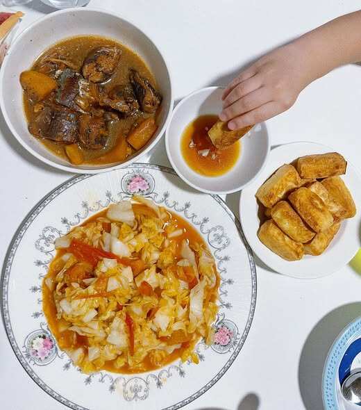 Bữa cơm thường ngày tuy đơn sơ nhưng vô cùng ấm cúng của gia đình nhỏ với món cá kho, đậu hũ chiên giòn chấm nước mắm tỏi ớt và rau cải thảo xào. Khoảnh khắc bàn tay nhỏ nhắn của em bé háo hức chấm đậu lướt ván làm mọi người thích thú. Ngay cả bà xã Emily cũng tự hào khoe khoảnh khắc này của chồng lên mạng xã hội với dòng trạng thái đầy ngọt ngào: Bữa cơm đơn sơ by Chef Tất Vũ BigDaddy.
