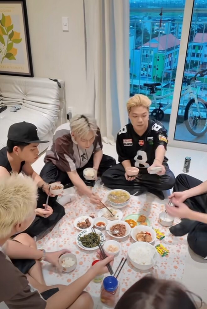 Chia sẻ về khoảnh khắc ăn uống thân mật, anh viết: Vào team Bố không có sơn hào hải vị chỉ có bữa cơm nhà Bố đích thân vào bếp ấm cúng tình cha. Sự chu đáo và gần gũi của nam mentor khiến các anh trai không khỏi cảm động.