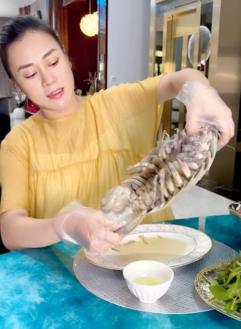 Dù cũng có chút e dè ban đầu trước lớp vỏ giáp xác xù xì, nhưng nữ diễn viên đã hoàn toàn bị chinh phục bởi phần thịt trắng chắc nịch và vị ngon ngọt đặc trưng không lẫn vào đâu được.