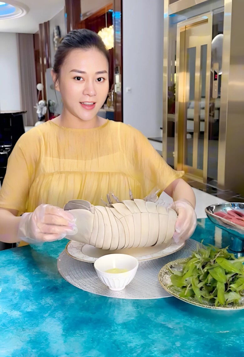 Sức hút của loại quái vật biển này không chỉ dừng lại ở bàn tiệc của các nam nghệ sĩ. Diễn viên Phương Oanh cũng từng khiến người theo dõi trầm trồ khi trổ tài chế biến bọ biển để bồi bổ trong giai đoạn thai kỳ.