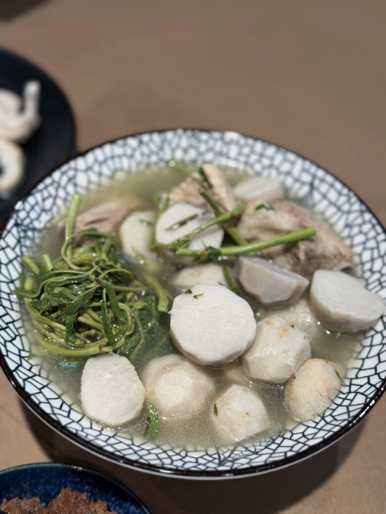Cận cảnh bát canh sườn nấu khoai sọ và rau muống được ninh kỹ, nước dùng trong vắt ngọt thanh. Đây là món canh dân dã, rất thích hợp để giải nhiệt và bổ sung dinh dưỡng cho gia đình vào những ngày hè oi bức.