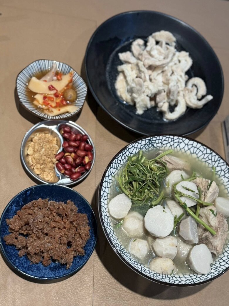 Trước đó, cô cũng từng khoe một mâm cơm khác với dòng trạng thái: Bữa chiều đơn giản thế thôi các mom. Thực đơn gồm có canh sườn nấu khoai sọ rau muống, thịt băm chưng, thịt hấp ăn kèm cà pháo và lạc rang.
