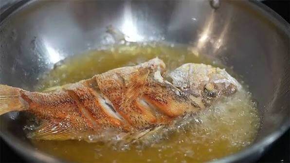 Rán cá, đổ ngay dầu vào chảo là sai, thêm bước nữa, cá vàng giòn lại chẳng sợ không bắn dầu làm bỏng tay - 2