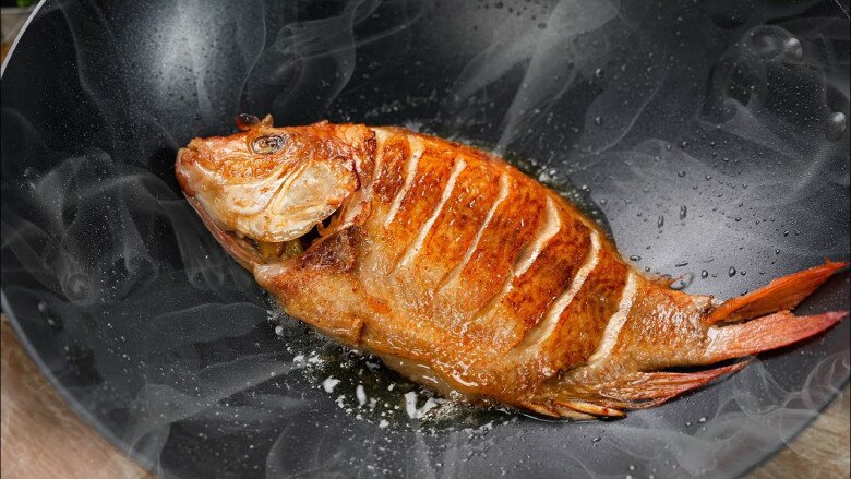 Rán cá, đổ ngay dầu vào chảo là sai, thêm bước nữa, cá vàng giòn lại chẳng sợ không bắn dầu làm bỏng tay - 3