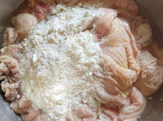 Rửa lòng già với muối mất vị món ăn, dùng 2 thứ này vừa sạch lại thơm không còn mùi hôi - 2