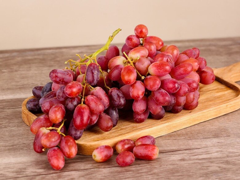 Rửa nho chỉ với nước chẳng khác gì ăn trứng côn trùng, làm kiểu này ăn cả vỏ cũng chẳng phải lo - 1