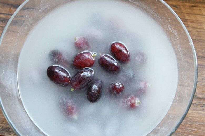Rửa nho chỉ với nước chẳng khác gì ăn trứng côn trùng, làm kiểu này ăn cả vỏ cũng chẳng phải lo - 4