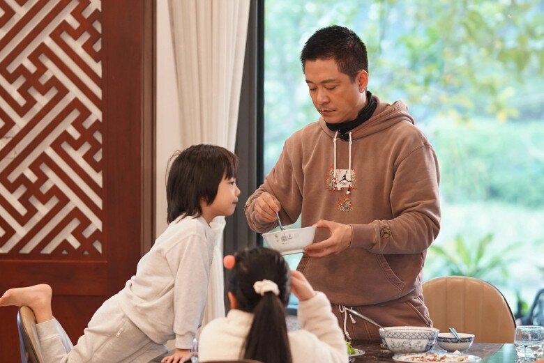 Không cần sơn hào hải vị, chính sự giản dị, gần gũi và tinh thần sẻ chia việc nhà với vợ của anh tài Tuấn Hưng mới là điều khiến nhiều người ngưỡng mộ.