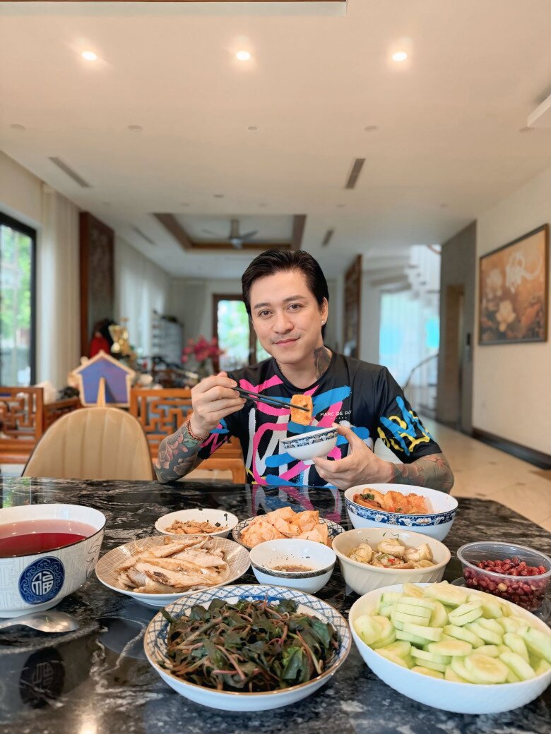 Khi bạn bè thắc mắc ăn một mình sao hết chỗ này, nam ca sĩ ngậm ngùi thú thật mục đích ban đầu là nấu cho cả nhà, nhưng kết quả lại không như là mơ: “Anh làm cho cả nhà mà, nhưng không ai ăn vì không có đủ chất”. 