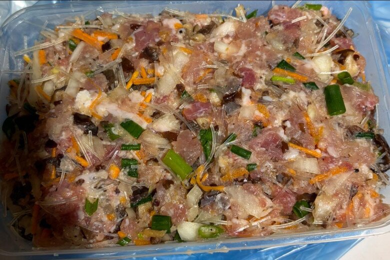 Những chiếc nem nhân thịt và rau củ được rán trong chảo dầu bắt đầu chuyển sang màu vàng giòn hấp dẫn. Chị Hồng Nhung thi thoảng bày tỏ thèm nem rán do chính mình làm.