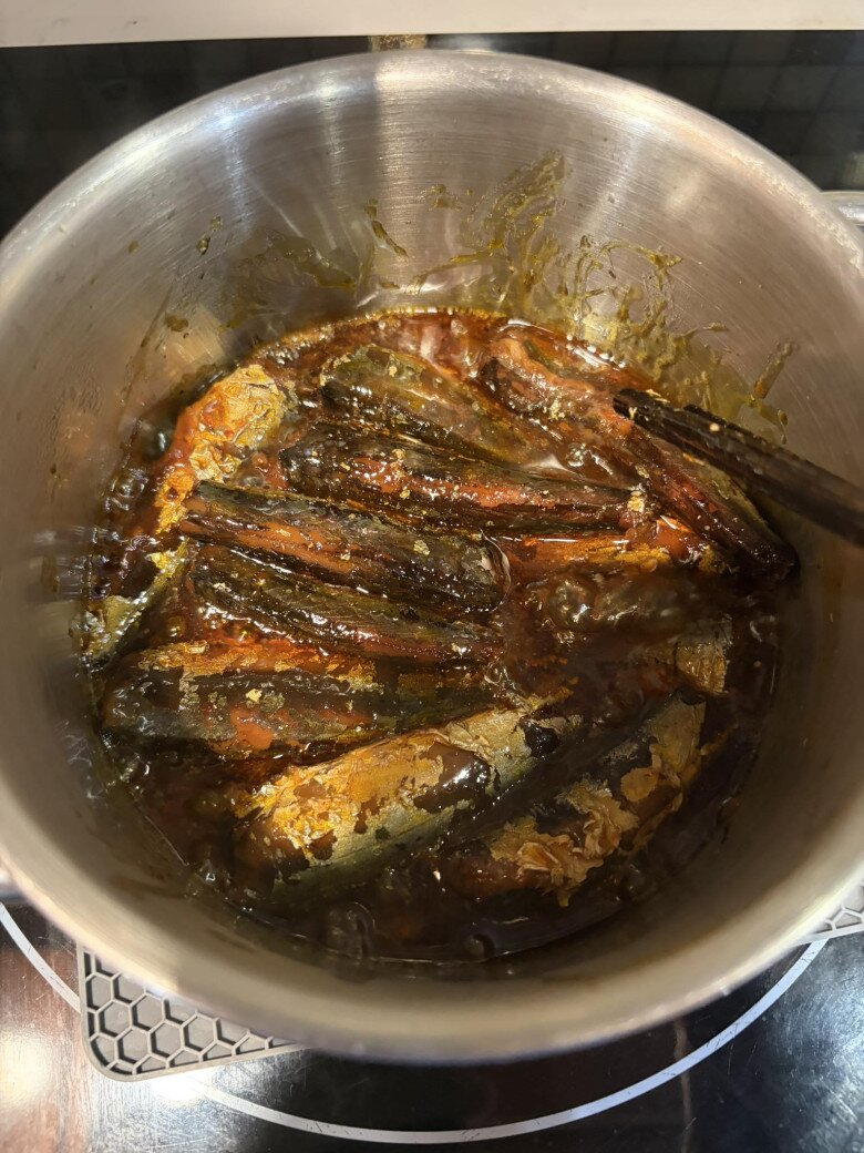 Nồi cá kho chín kỹ với lớp sốt màu cánh gián đậm đà, được nêm nếm thủ công làm nhiều người nhìn mà muốn đánh vèo mấy bát cơm.