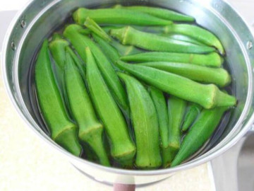 Luộc đậu bắp toàn bị nhớt hóa ra sai ở bước này, đầu bếp mách đúng 1 cách, đậu bắp xanh mướt chẳng nhớt chút nào!