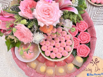 Mẹ đảm gây sốt với mâm cỗ cúng Tết Hàn thực tông hồng cực xinh, ngắm cả ngày không chán mắt