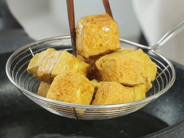 Bếp Eva - Rán đậu, nhớ chọn miếng có đặc điểm này đậu mới vàng ươm, giòn trong mềm ngoài lại chẳng lo bị nát bét