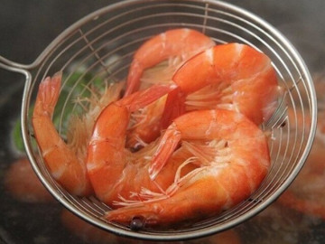Luộc tôm đừng dùng hành, gừng để khử tanh, thêm miếng này tôm thơm phức lại đỏ đẹp
