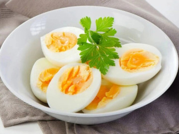 Luộc trứng đừng dại cho ngay vào nồi, nhớ làm điều này trước trứng không nứt, chạm nhẹ vỏ đã bong ra