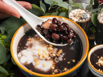 Nấu chè đỗ đen, thêm thìa bột màu trắng này vào đỗ nhanh mềm bở, thơm bùi không vỡ nát
