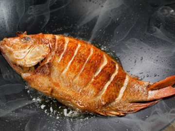 Rán cá, đổ ngay dầu vào chảo là sai, thêm bước nữa, cá vàng giòn lại chẳng sợ không bắn dầu làm bỏng tay