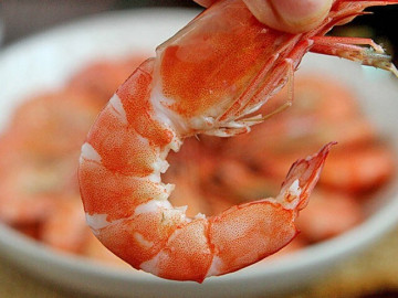 Mẹo hay nhà bếp - Luộc tôm đừng dùng hành, gừng để khử tanh, chỉ cần thêm mảnh này tôm đỏ đẹp, thơm nức